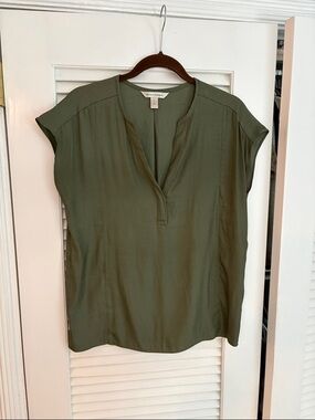 Banana Republic Olive Green V-Neck Cap-Sleeve Blouse Small